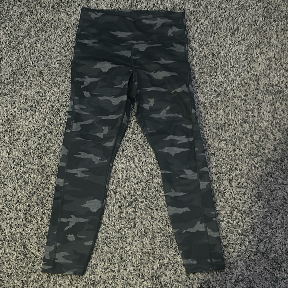 NWOT. Woman’s Athleta ultimate Camo 7/8 tight. Size M.